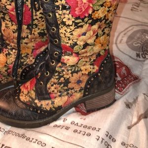 L'Artiste by Spring Step
Kisha-Flora Boots